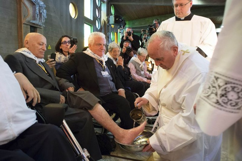 Papa Francisco lava os pés de 12 pessoas na Quinta-Feira Santa | REUTERS/Osservatore Romano