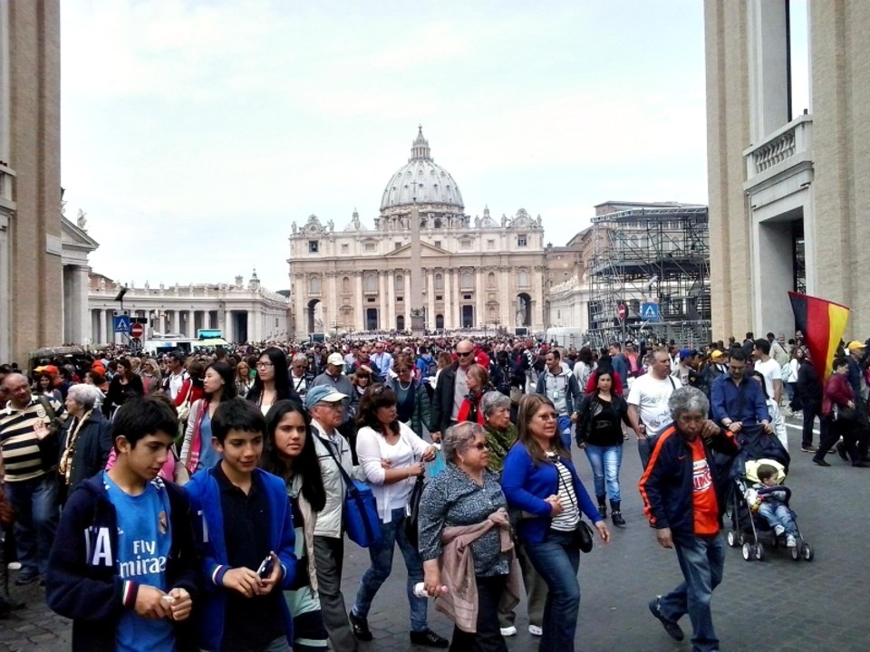 Milhares de pessoas ocupam a Praça de São Pedro, no Vaticano, numa mostra de como estará o local no próximo domingo, quando acontece a canonização | Denise Drechsel/Gazeta do Povo