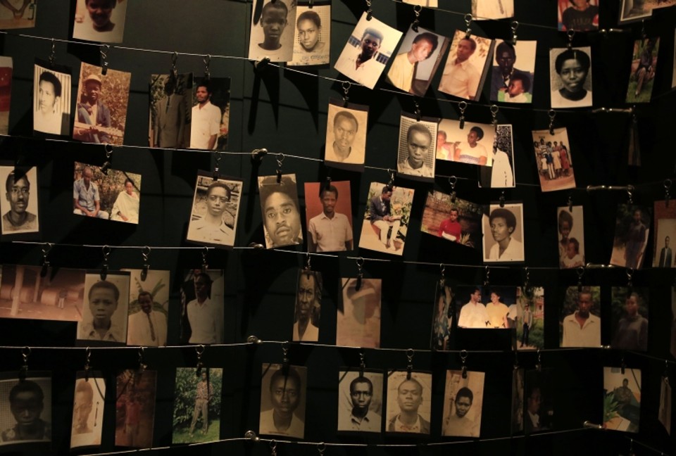 Imagens de pessoas mortas no genocídio de 1994 estão expostas no Kigali Genocide Memorial Museum | Noor Khamis/Reuters