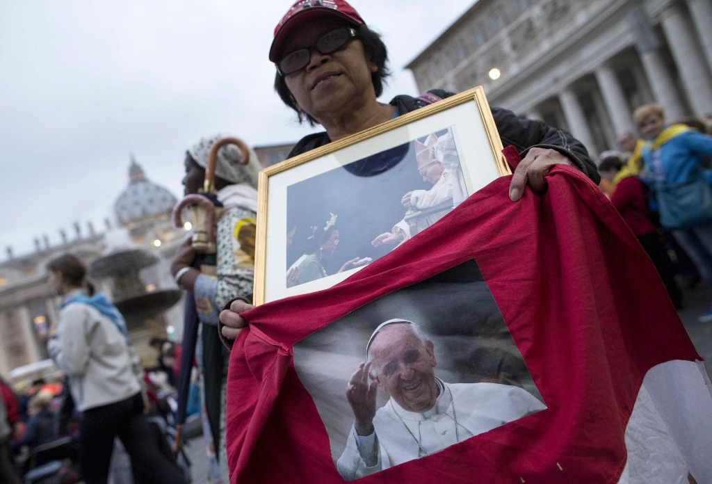 Senhora mostra foto de encontro com Karol Wojtyla | EFE / Massimo Percossi