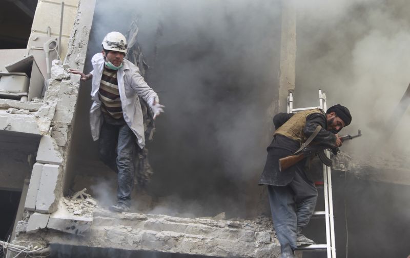 As buscas por sobreviventes continuam no local onde ocorreu a explosão em uma área de Suq al Yay, no centro da cidade de Homs | REUTERS/Jalal Al-Mamo