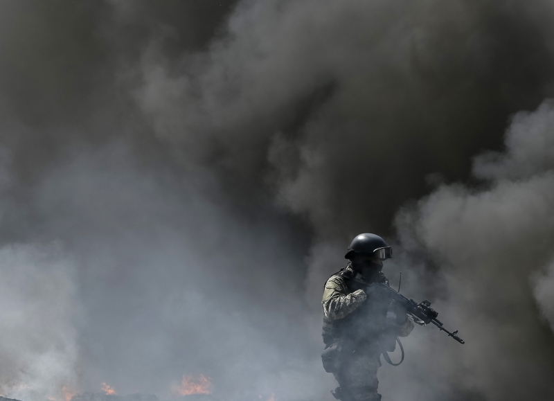 Soldado ucraniano enfrenta insurgentes em Slaviansk | Gleb Garanich/Reuters