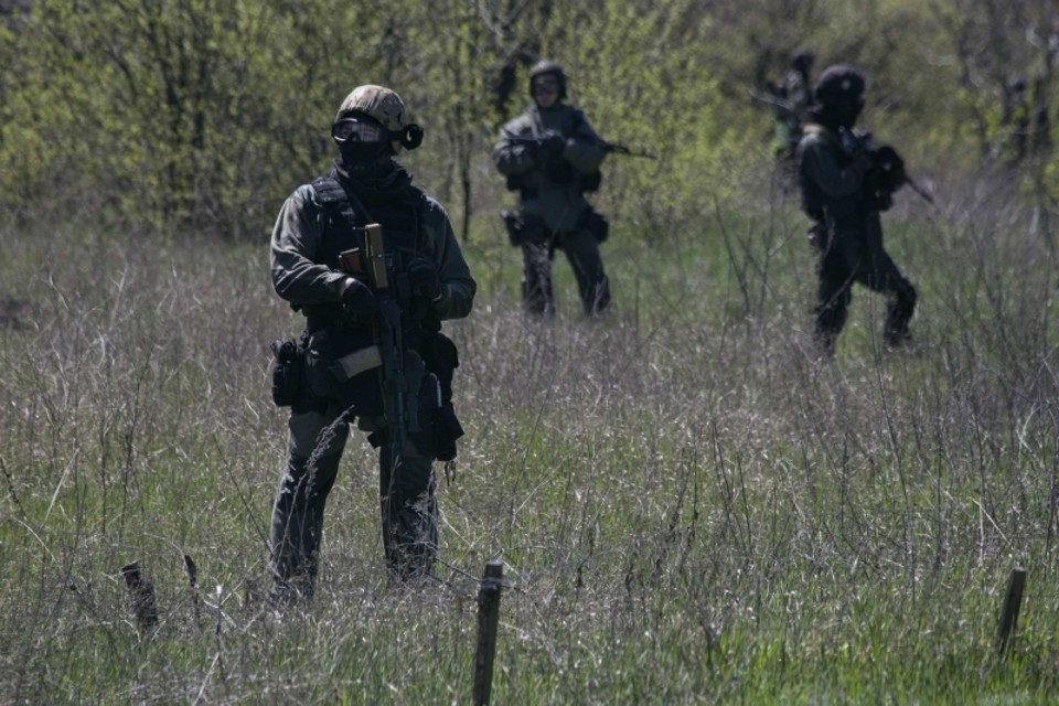 Soldados ucranianos estão a postos nas proximidades do aeroporto Kramatorsk. Governo ucraniano aguarda ataque russo a qualquer momento | Baz Ratner/Reuters