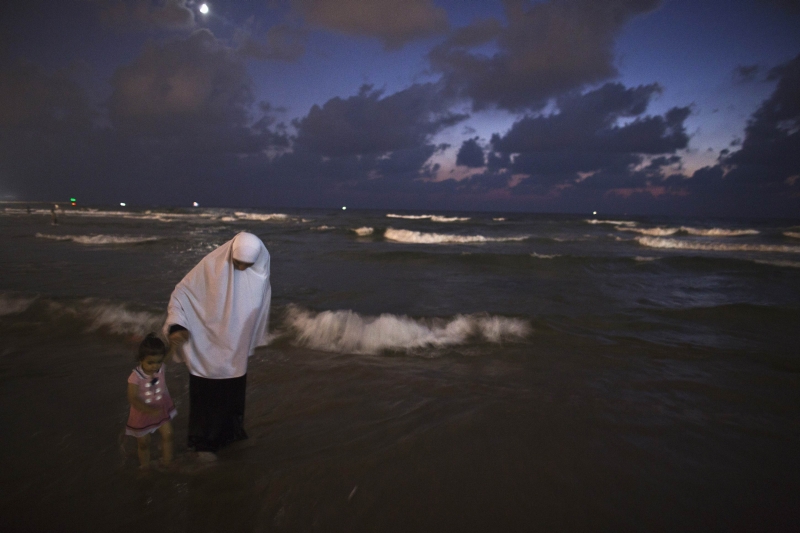 Mulher caminha com a filha em praia de Tel Aviv: em quase 40 anos, 57 mil mães foram orientadas pela ONG Efrat | Nir Elias/Reuters