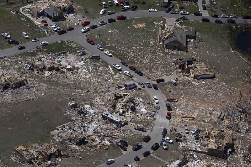 Um bairro residencial ficou completamente destruído pela passagem de um tornado em Vilonia, em Arkansas; estado teve o maior número de mortes registradas em função dos ventos fortes | Carlo Allegri/Reuters