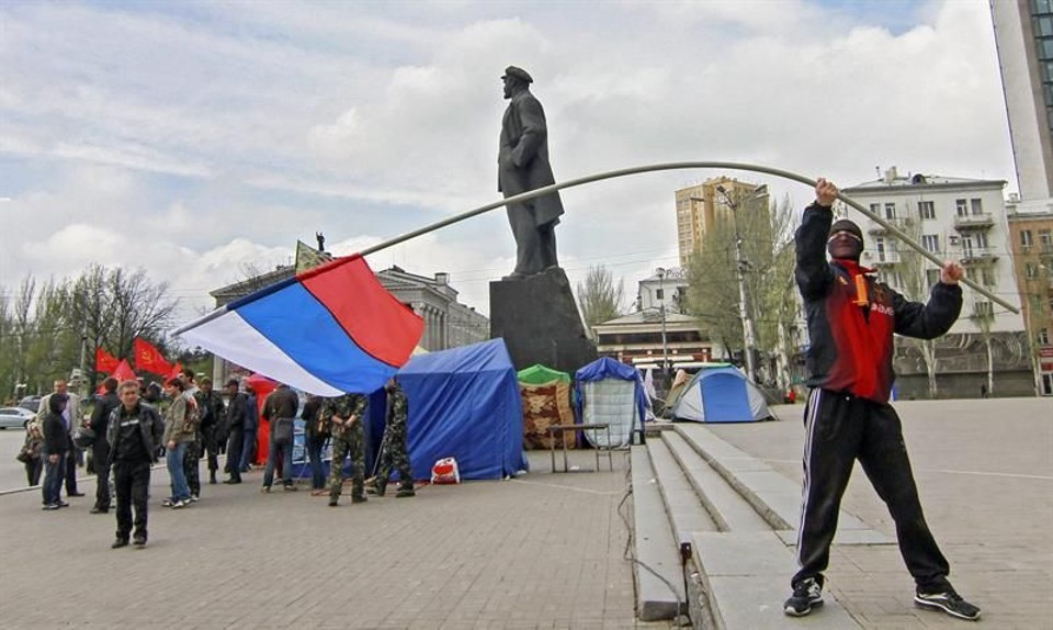 Manifestante agita bandeira da Rússia em Donestk, na Ucrânia | EFE/Photomig