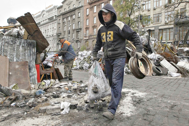 Trabalhadores ainda limpam barricadas no centro de Kiev | Valentyn Ogirenko/Reuters