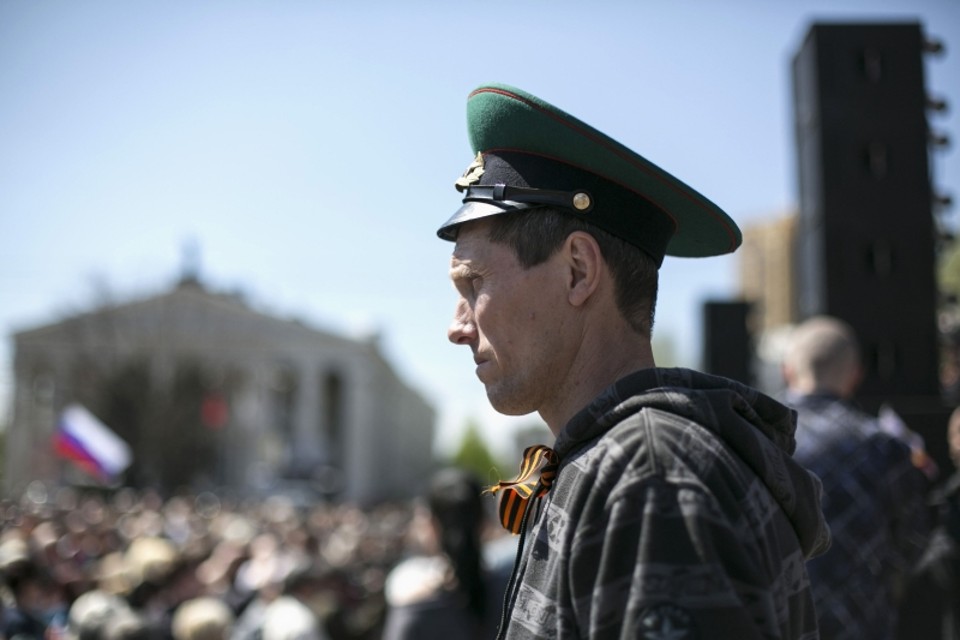 Ativista pró-Rússia participa de manifestação em Donetsk, no leste da Ucrânia | Baz Ratner/Reuters