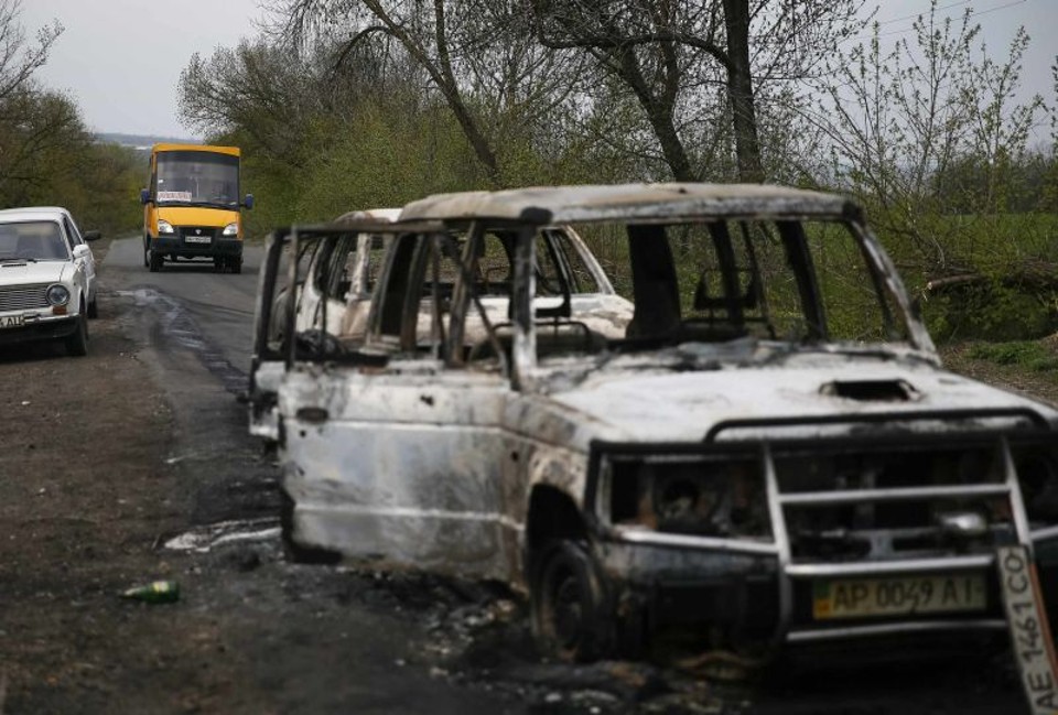 Um ataque a um posto de controle ocupado por separatistas pró-russos próximo à cidade de Slaviansk, na região de Donetsk, deixou três militantes e um dos atacantes pró-russo mortos | REUTERS/Gleb Garanich