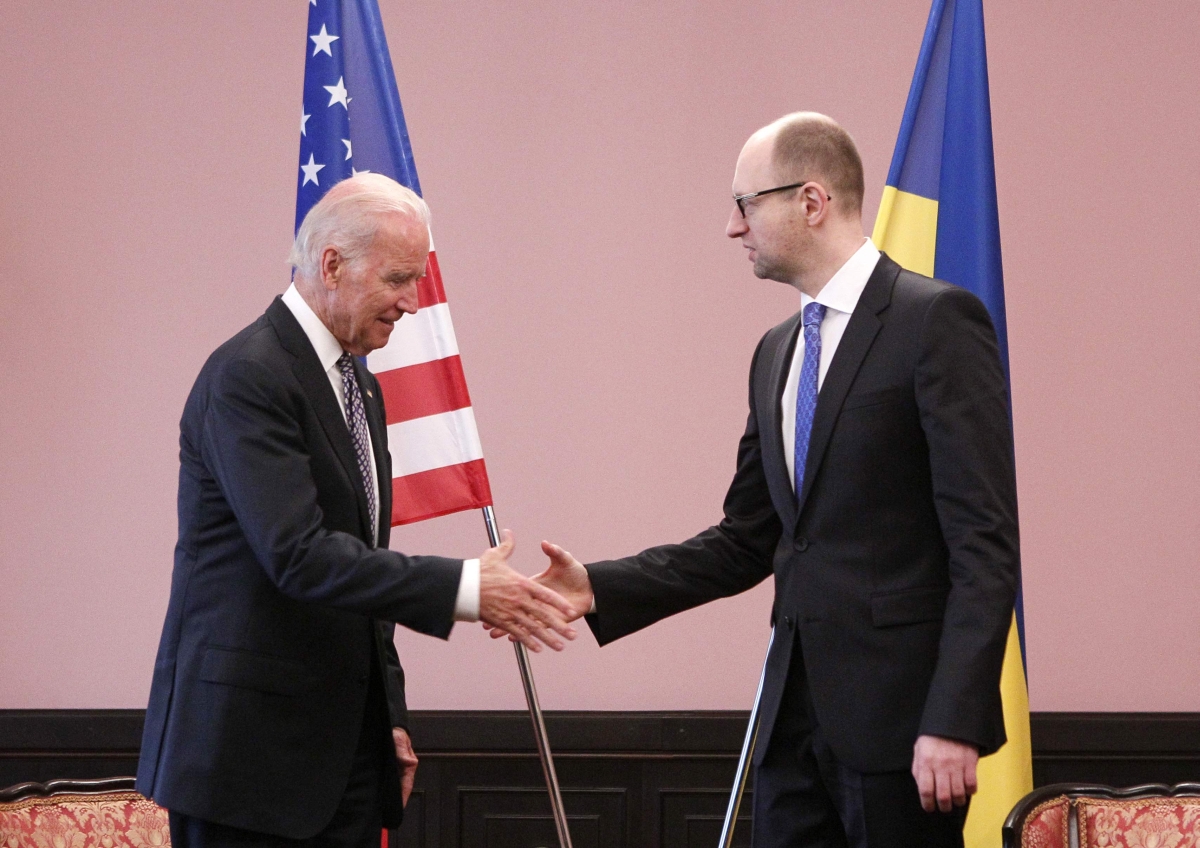 Joe Biden (à esq.) cumprimenta o primeiro-ministro ucraniano, Arseny Yatseniuk, durante o encontro em Kiev | Reuters/Valentyn Ogirenko