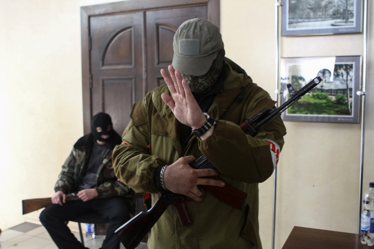 Homens mascarados e sem uniforme tomaram o controle da prefeitura de Donetsk, na Ucrânia | Reuters/Stringer