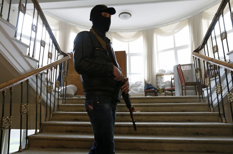 Os rebeldes controlam agora prédios em cerca de uma dúzia de cidades da Ucrânia, exigindo maiores laços ou a anexação pela Rússia | REUTERS/Vasily Fedosenko