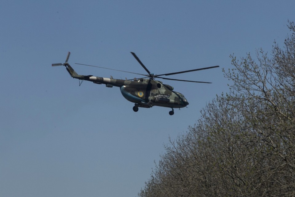 Helicóptero ucraniano sobrevoa as cercanias de Slaviansk | Reuters/Baz Ratner