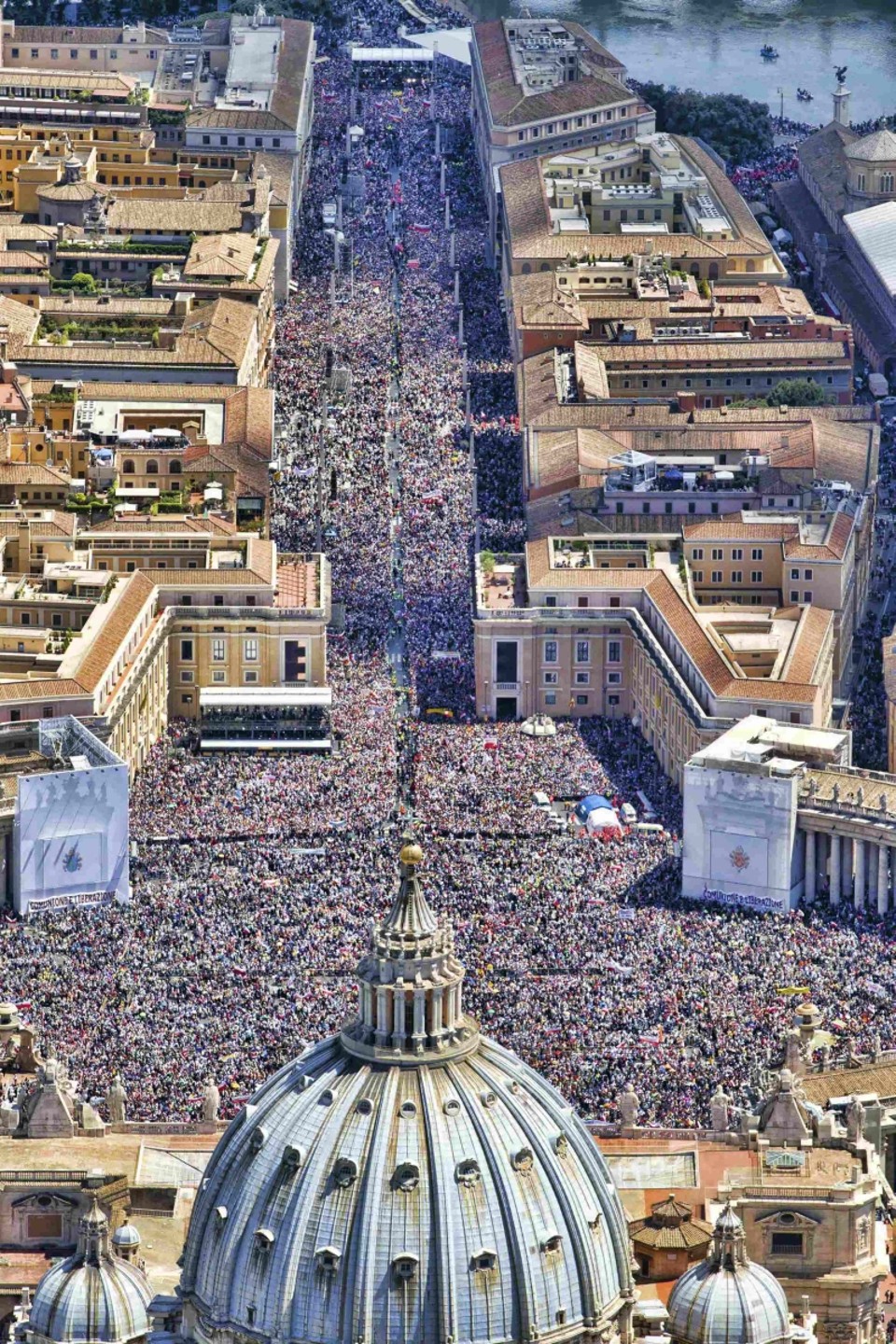 Vista aérea da Praça de São Pedro quando João Paulo II foi beatificado em maio de 2011 | Massimo Sestini/Reuters