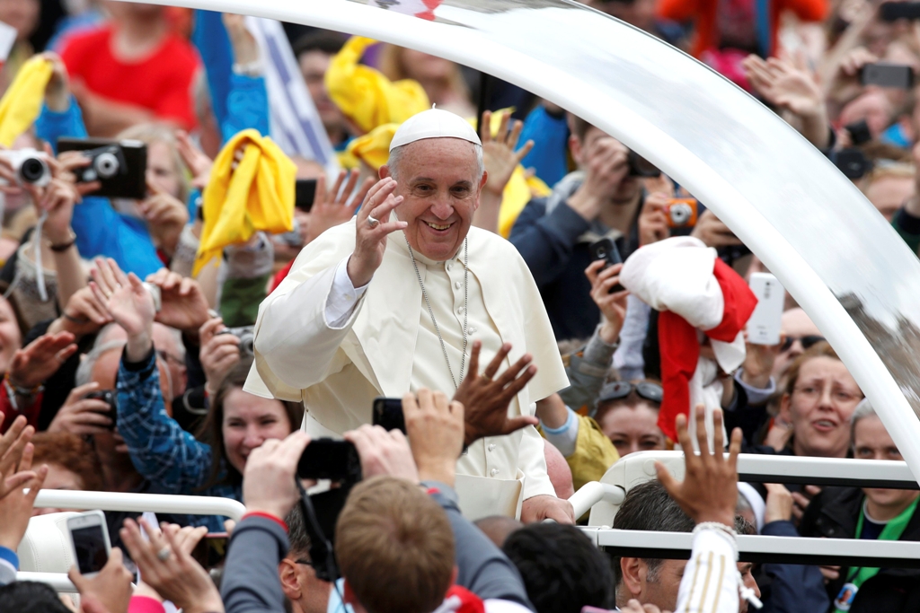 No fim da cerimônia, papa Francisco cumprimentou os fiéis na Praça de São Pedro | reuters / tony gentile