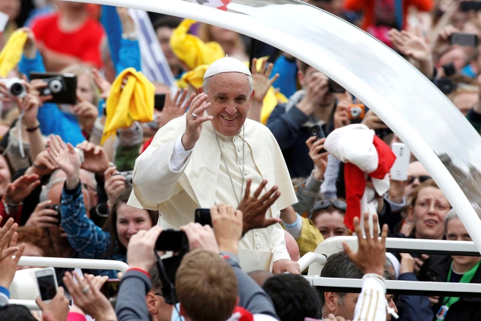 No fim da cerimônia, papa Francisco cumprimentou os fiéis na Praça de São Pedro | reuters / tony gentile
