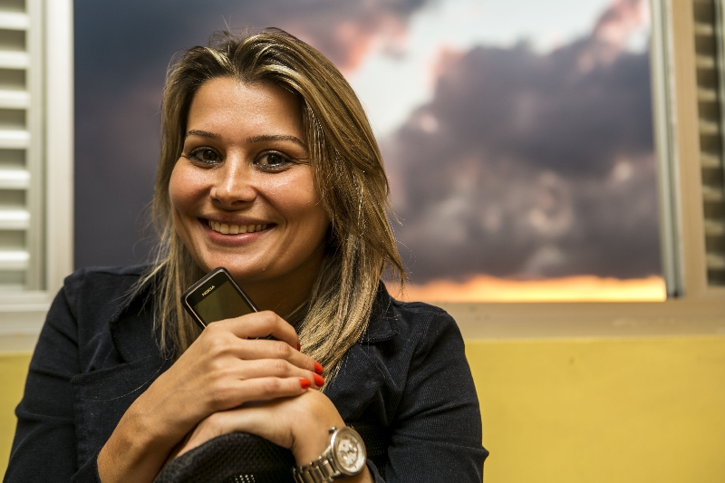 Rafaela usa celular que parece telefone fixo: preço compensa | Marcelo Andrade/ Gazeta do Povo