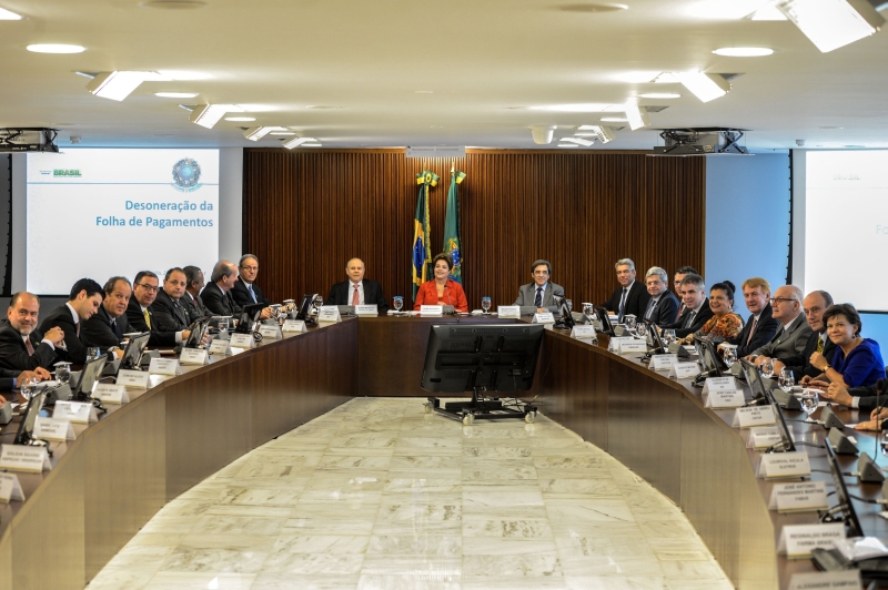 Ministro Guido Mantega, ao lado de Dilma e empresários, prometeu estender o benefício a outros setores nos próximos anos | Valter Campanato /Abr