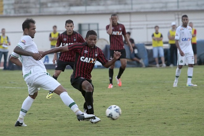 Deivid chegou até a finalizar durante jogo em Maringá |