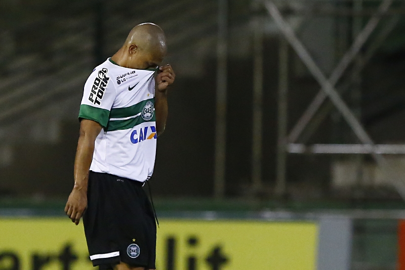 Em seu primeiro jogo no Brasileiro deste ano, o último de sua carreira, Alex chegou perto de marcar, mas viu o Coxa perder para o Sport no Alto da Glória | Felipe Rosa/Gazeta do Povo