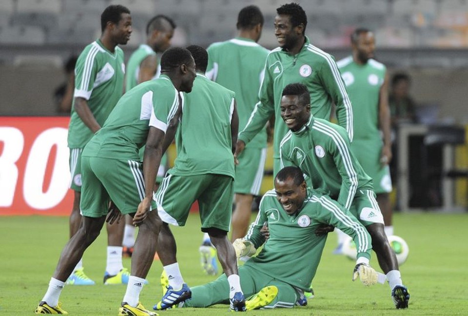 Vincent Enyeama (no chão) em brincadeira com os companheiros em treino em Belo Horizonte durante a Copa das Confederações de 2013 | Peter Powell / EFE