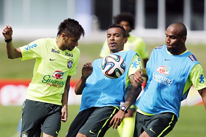 Neymar tenta passar pela marcação de Luiz Gustavo e Maicon no treino | 
