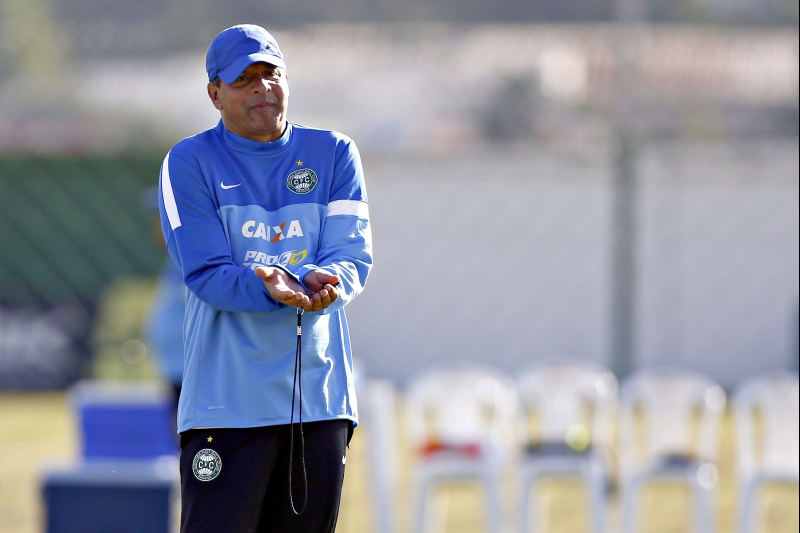 Celso Roth ainda não venceu no comando do Coritiba: Futebol é sequência e corrigir os erros. Temos de superar esse momento | Felipe Rosa/ Tribuna