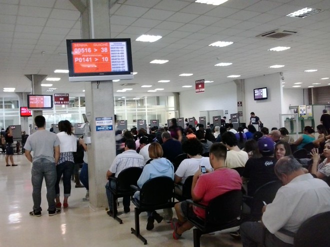 Cerca de 30 servidores foram remanejados para auxiliar no atendimento aos eleitores na unidade de Curitiba do Tribunal Regional Eleitoral (TRE) | Amanda Audi/Gazeta do Povo