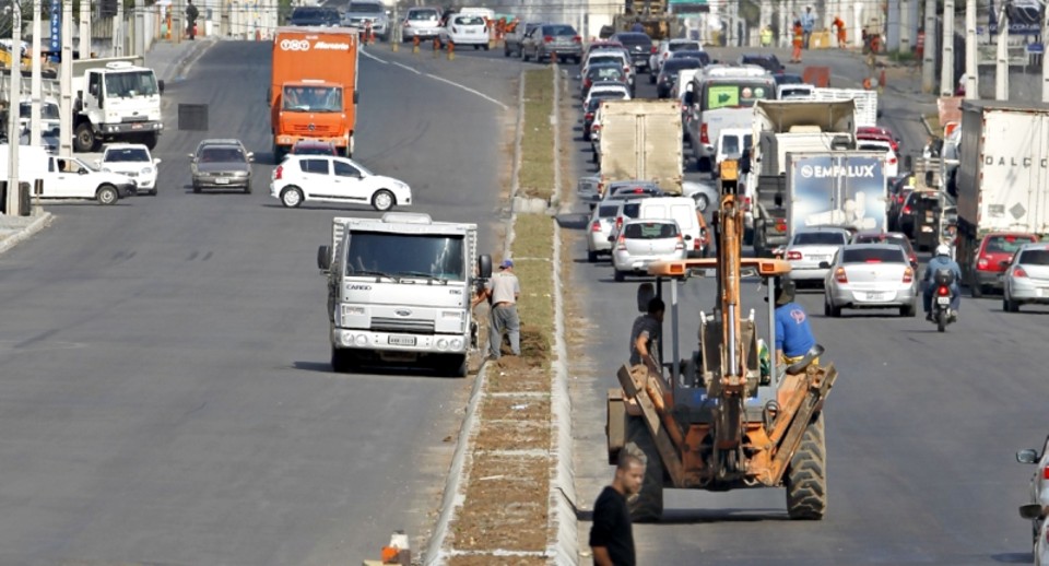 Avenida das Torres, em Curitiba, ainda está em obras de preparação para o Mundial de futebol: atraso injustificável | Antônio More/ Gazeta do Povo