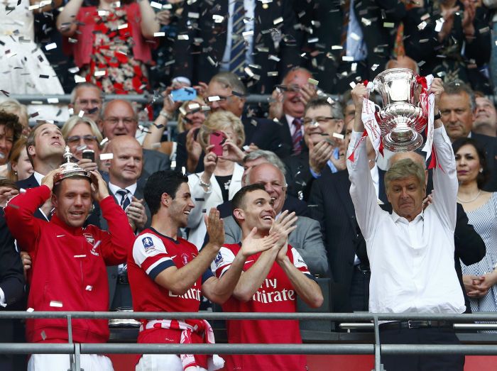Dirigente do Arsenal, Arsene Wenger, levanta o troféu da Copa da Inglaterra | Reuters