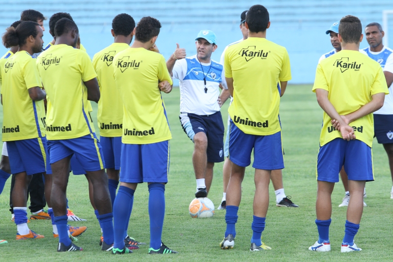 Tencati conversa com os jogadores e prega humildade antes do jogo com o Barueri em má fase | Gilberto Abelha/ Jornal de Londrina