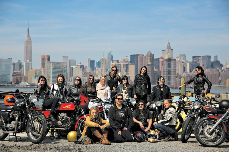 O Miss-Fires, um moto clube apenas para mulheres, se reúne várias vezes por semana na oficina de motos Motorgrrl no Brooklyn | Fotos: Todd Heisler/The New York Times