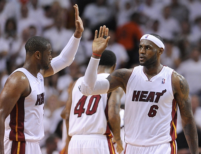 Após desvantagem até o segundo tempo, LeBron James e Dwyane Wade, do Miami, despertaram e comandaram o jogo. | EFE/EPA/RHONA WISE CORBIS OUT