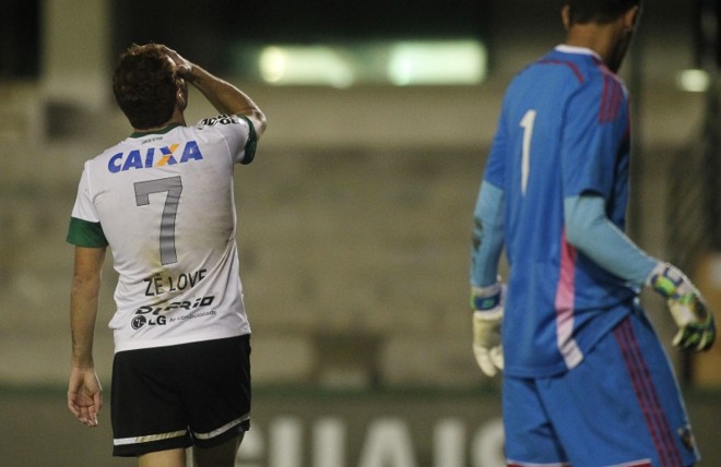 Zé Love lamenta gol perdido diante do Sport |