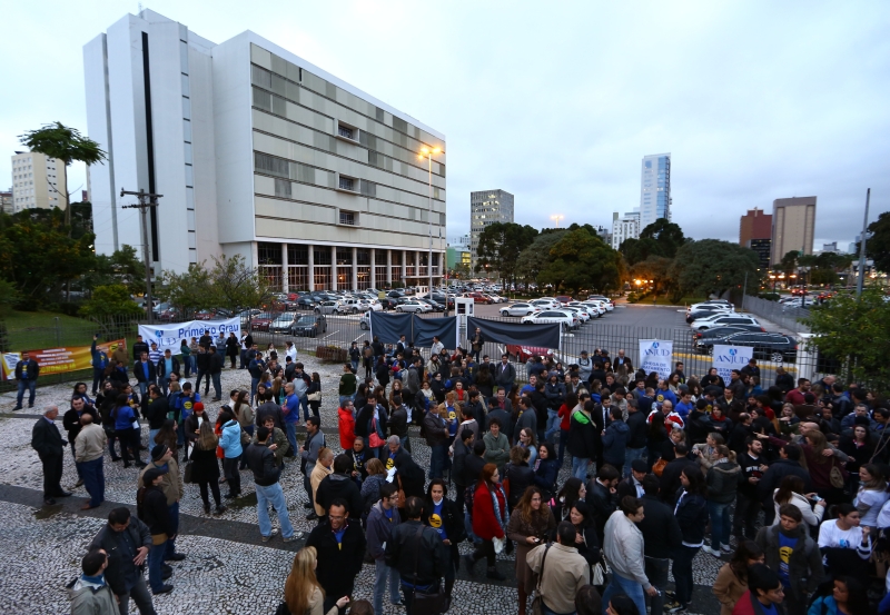 Servidores fizeram ontem um ato em frente do Palácio da Justiça e paralisaram atividades durante a tarde | Giuliano Gomes/ Gazeta do Povo