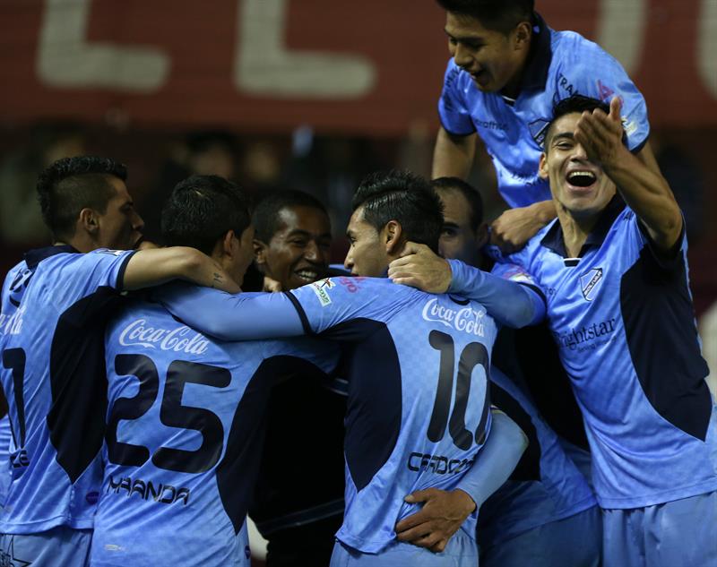 Jogadores do Bolívar comemoram gol marcado nos acréscimos do jogo contra o Lanús | Daniel Jayo / EFE