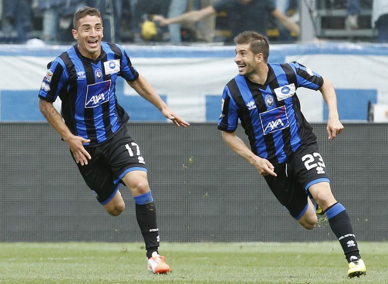 Franco Brienza (à direita) e Carlos Carmona comemoram gols da vitória do Atalanta sobre o Milan | Alessandro Garofalo/Reuters