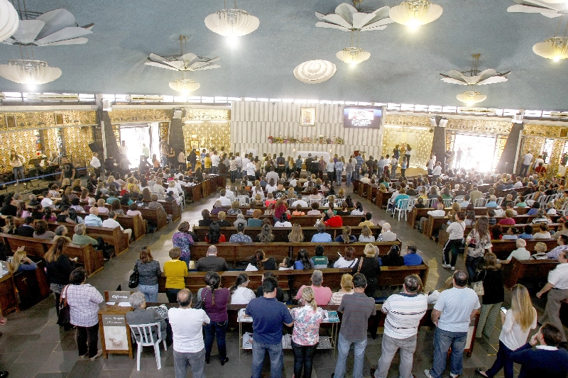 A novena de Nossa Senhora do Perpétuo Socorro, em Curitiba, reúne até 40 mil fiéis a cada encontro | André Rodrigues/Gazeta do Povo