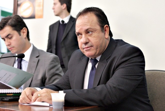 Roberto Aciolli (PV):Projeto 16/12 obriga mercados e farmácias a oferecerem lupas aos clientes, para facilitar a leitura de rótulos e bulas. Parlamentar alega que as indústrias têm fabricado produtos com rótulos contendo letras muito pequenas. E mesmo para uma pessoa sem qualquer problema de visão, seria impossível ler as indicações em certos casos. A proposta visaria defender o direito do consumidor e o direto à informação |