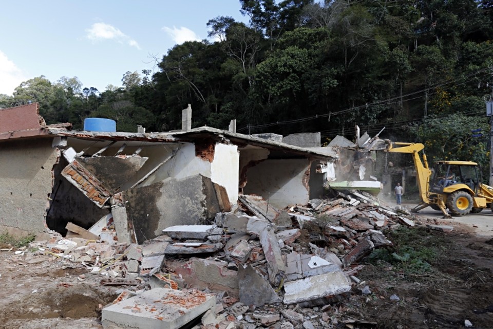 Trator derruba o que restou de uma casa após as fortes chuvas que destruíram a região em 2011: pouco mudou de lá para cá | Albari Rosa, enviado especial/ Gazeta do Povo