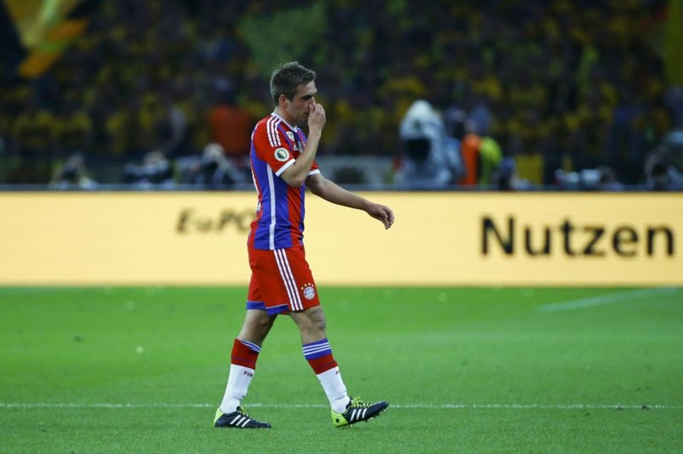 Lahm deixa o campo machucado na final da Copa da Alemanha entre Bayern e Borussia | Michael Dalder / Reuters