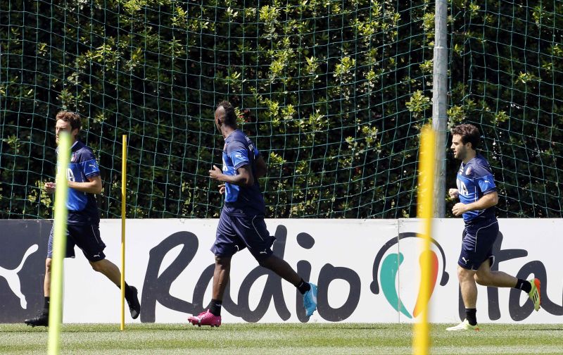 Balotelli (centro) olha para o lado de fora do centro de treinamentos da Itália, de onde teria partido a ofensa racista | Giampiero Sposito / Reuters