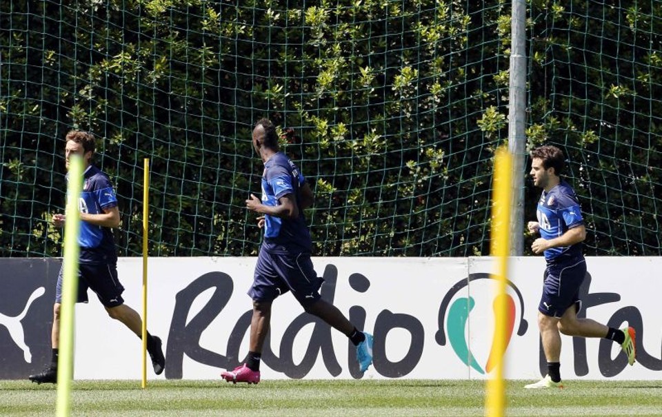 Balotelli (centro) olha para o lado de fora do centro de treinamentos da Itália, de onde teria partido a ofensa racista | Giampiero Sposito / Reuters