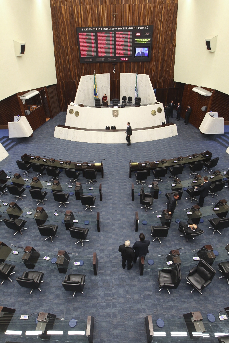 Plenário da Assembleia: situação de funcionários ativos e inativos foi alvo de investigação de comissão da Casa | Daniel Castellano / Gazeta do Povo