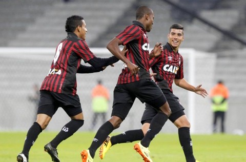 Marcelo entra para a história com primeiro gol da nova Arena Marcelo corre para comemorar primeiro gol da nova Arena da Baixada | Daniel Castellano / Gazeta do Povo