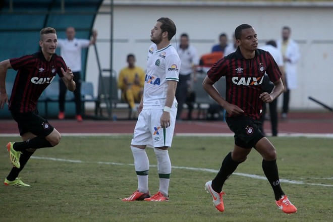 A zaga atleticana contou com Cleberson e Léo Pereira entre os titulares |