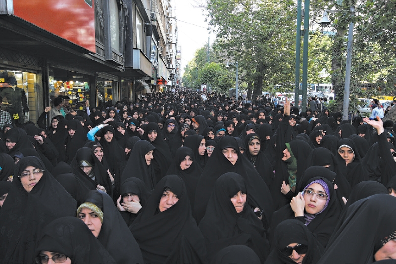 Protesto em Teerã exigiu punições mais severas para mulheres que violam as leis islâmicas e não usam roupas comportadas | hamed jafarnejad/fars news