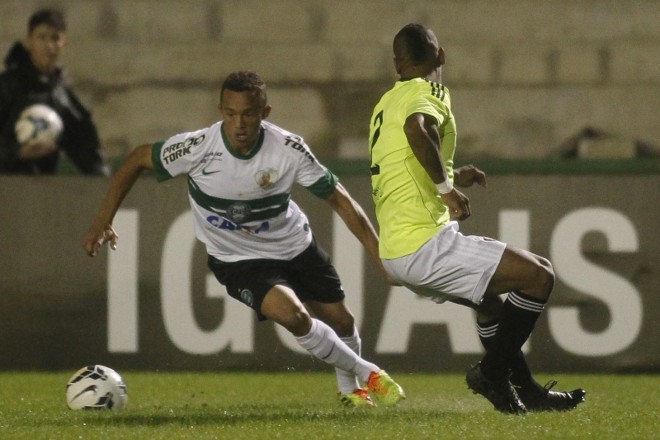 Lateral Carlinhos avança pela esquerda |