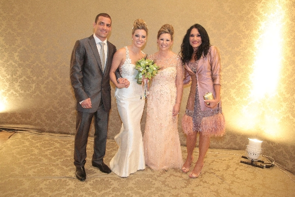 O casamento de Luíza Pizzatto com o lutador de MMA mineiro Bruno Carvalho (ambos à esq.) movimentou a sociedade curitibana no último sábado. A noiva (na foto com a mãe, Dora) é filha do presidente da Compagás, Luciano Pizzatto. A cerimônia religiosa e a festa foram na residência do casal, nas Mercês, ambientada por Ilse Lambach (à dir.) | Fotos: Jader da Rocha