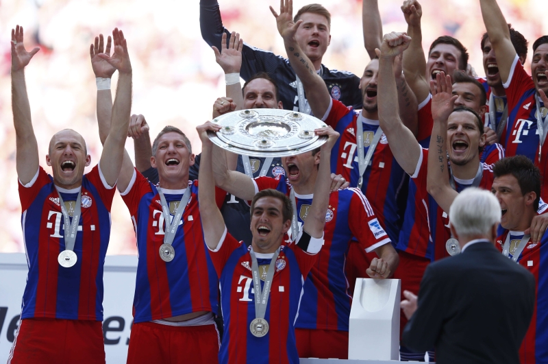 Jogadores do Bayern comemoram 24.º título nacional depois de baterem o Stuttgart | Michael Dalder / Reuters